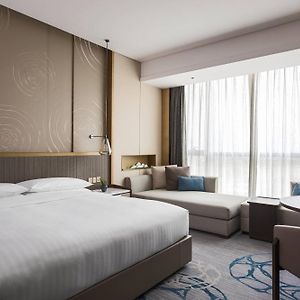 Deluxe Hill View King Room